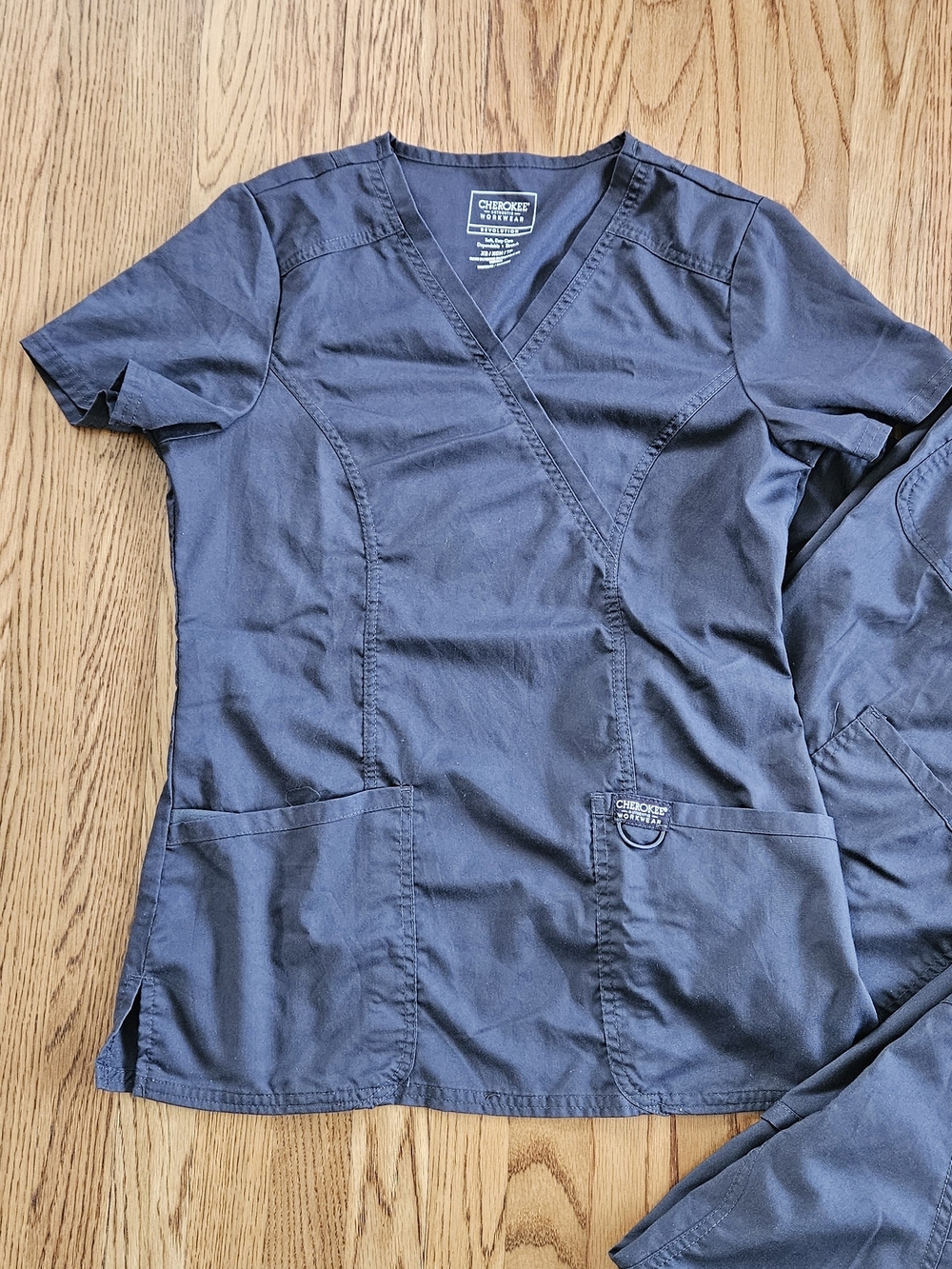 Cherokee Workwear Grey V-Neck Women’s Scrub 2 XS Tops & 2 XS Bottoms. - Picture 3 of 9